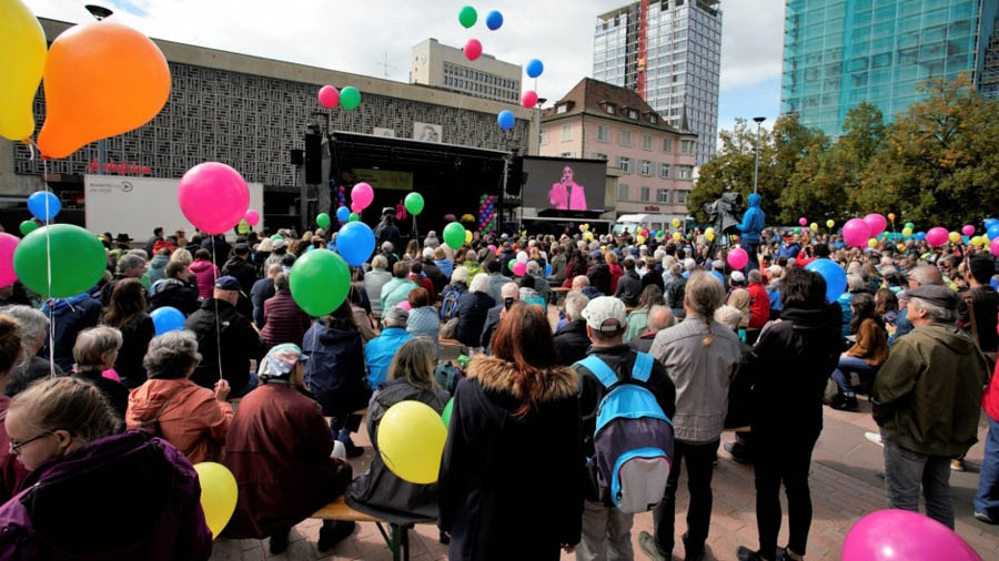 Participants of the March For Life 2022 in Zürich-Oerlikon listen to singer Bernarda Brunovic.